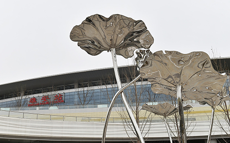 不銹鋼手拉葫蘆成功完成雄安高鐵站不銹鋼雕塑吊裝工作